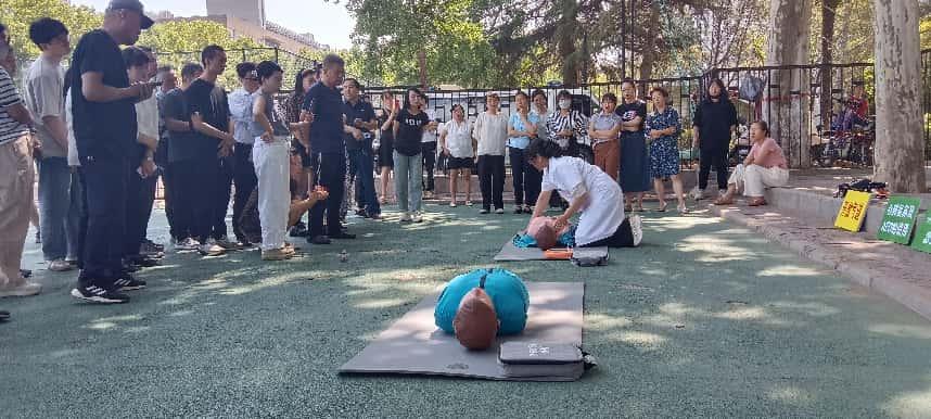 雁塔校區(qū)操場一角：直屬部門、離退休工會工作人員