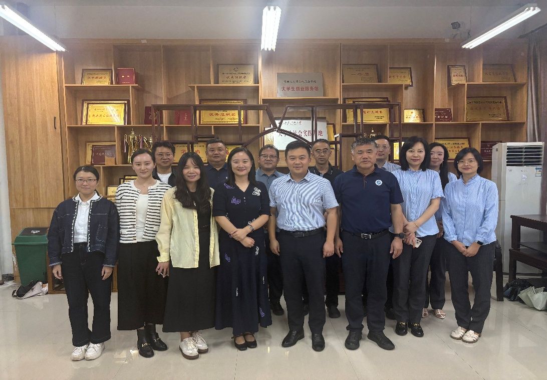 一群人站在室內(nèi)合影AI 生成的內(nèi)容可能不正確。