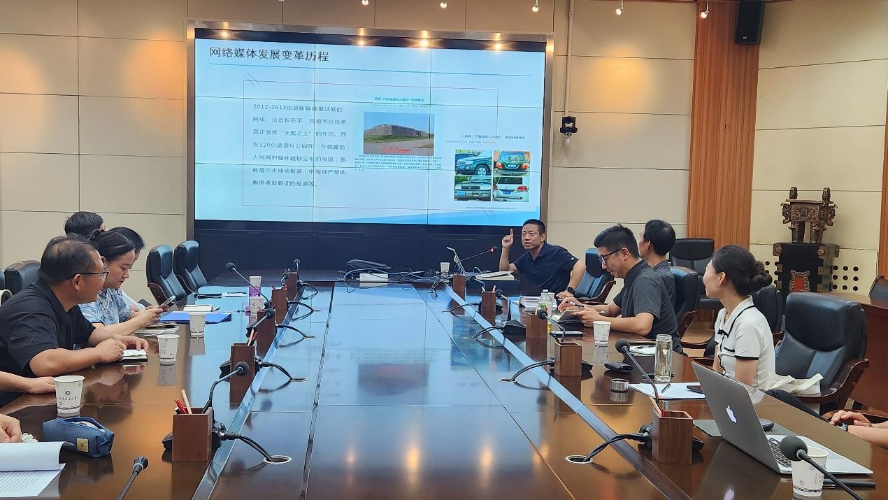 圖片包含 室內(nèi), 桌子, 男人, 柜臺AI 生成的內(nèi)容可能不正確。